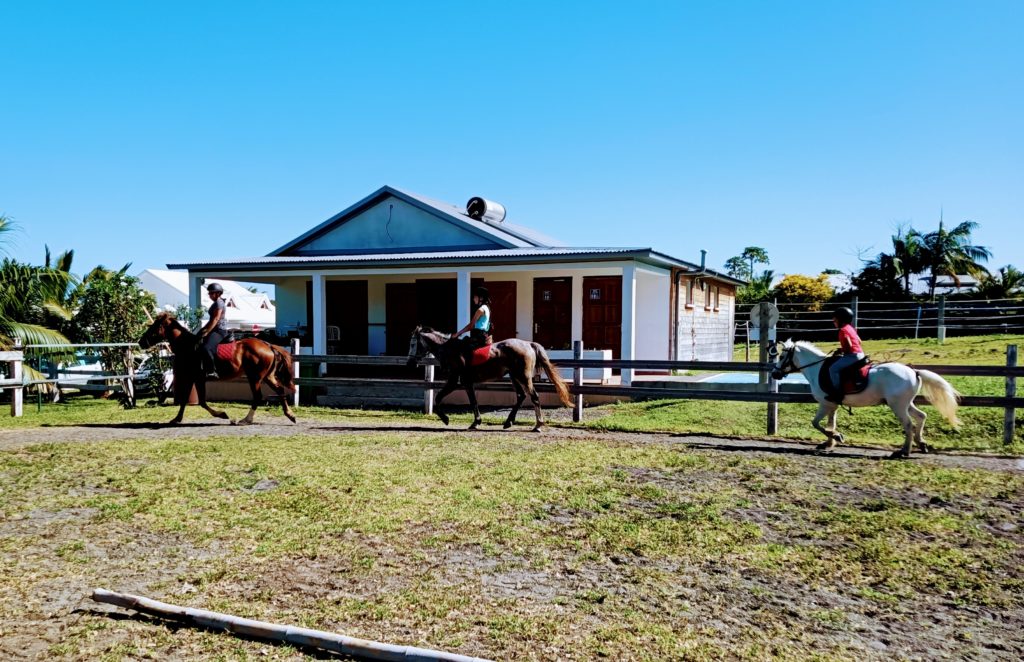 Cavaliers passant devant le club house de la ferme